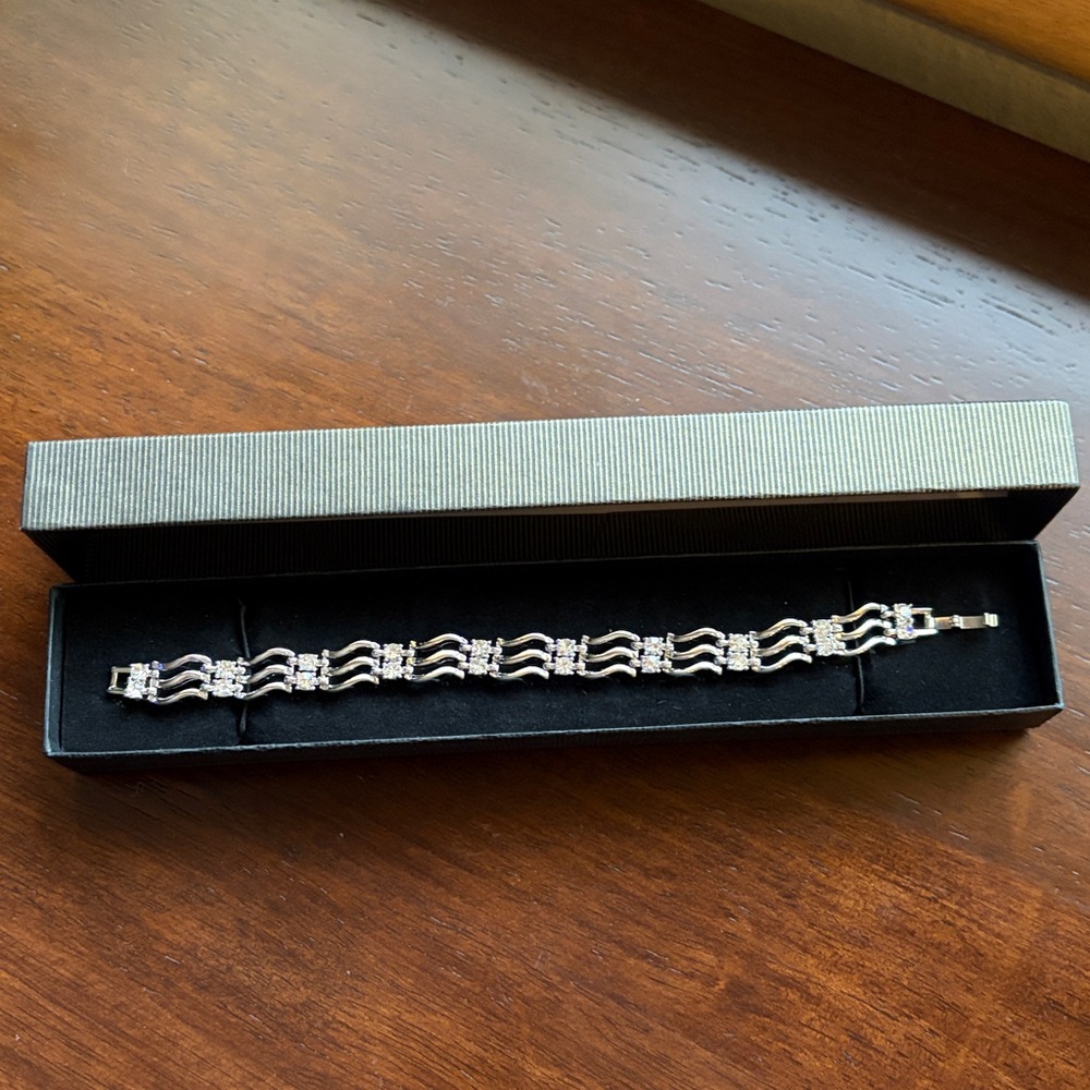NEW Women's 7" Crystal Diamond April Bracelet NIB
